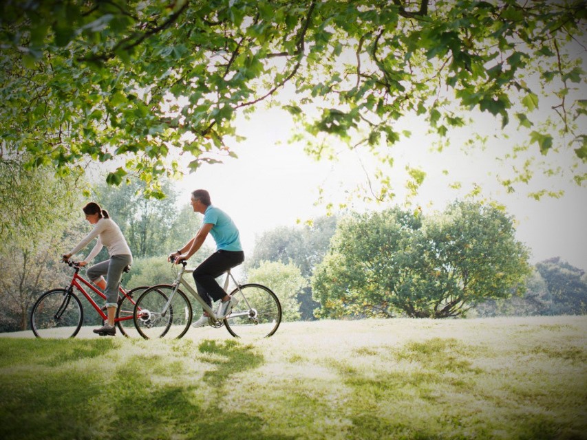 Катание на велосипеде в городском парке